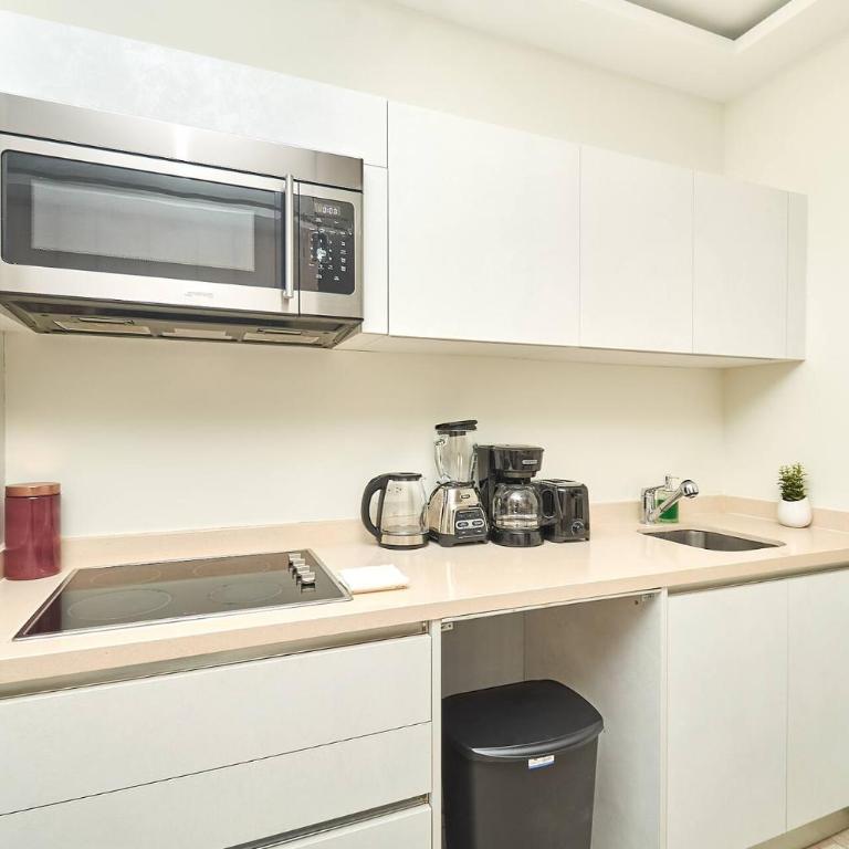 2 Bdrm Ocean View Private Pool Heart Of Town - Apartment mit 2 Schlafzimmern und Balkon - 8