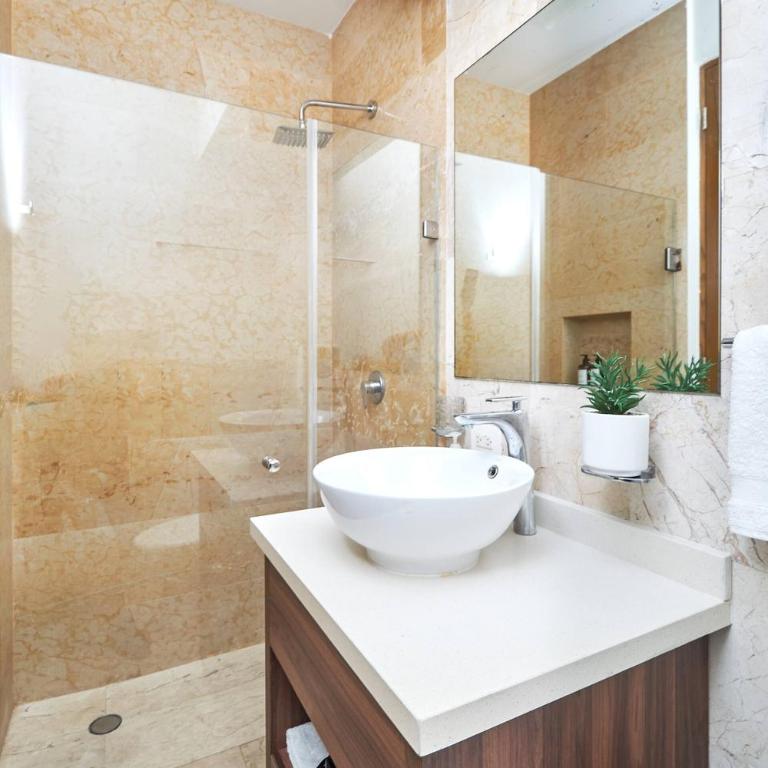 2 Bdrm Ocean View Private Pool Heart Of Town - Apartment mit 2 Schlafzimmern und Balkon - 22