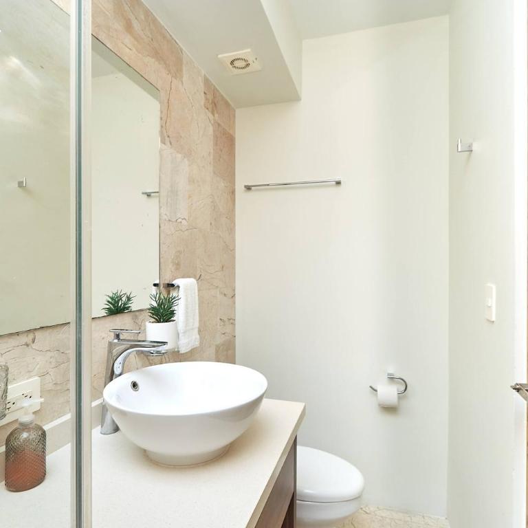 2 Bdrm Ocean View Private Pool Heart Of Town - Apartment mit 2 Schlafzimmern und Balkon - 23