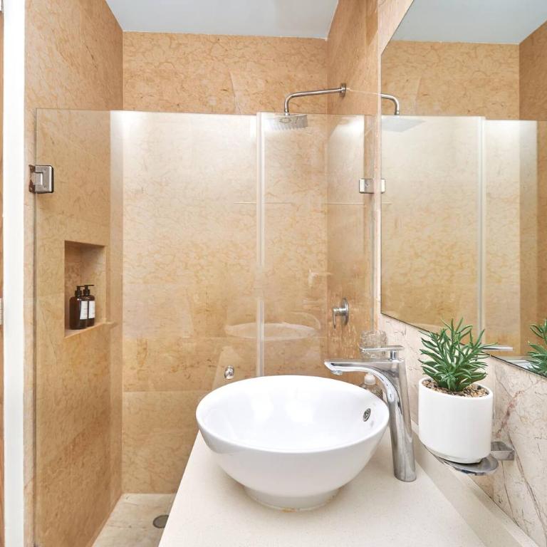 2 Bdrm Ocean View Private Pool Heart Of Town - Apartment mit 2 Schlafzimmern und Balkon - 24