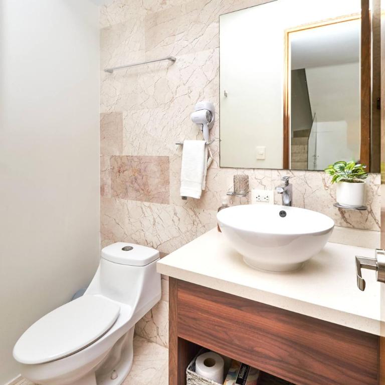 2 Bdrm Ocean View Private Pool Heart Of Town - Apartment mit 2 Schlafzimmern und Balkon - 37