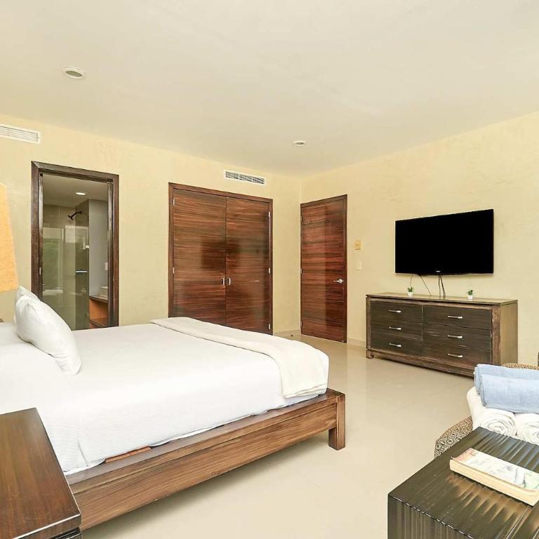 3Br Condo W Pool & Bbq Grill - One-Bedroom Apartment with Garden View - 19