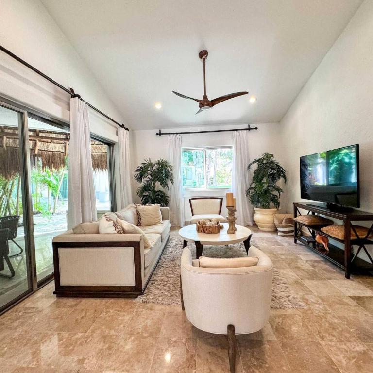 Tropical 3Br Retreat W Pool & Beach Essentials - Three-Bedroom Apartment with Balcony - 2