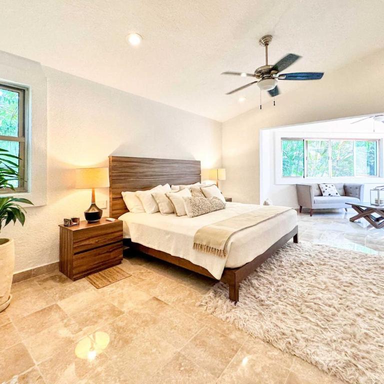 Tropical 3Br Retreat W Pool & Beach Essentials - Three-Bedroom Apartment with Balcony - 4