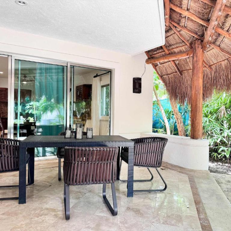 Tropical 3Br Retreat W Pool & Beach Essentials - Three-Bedroom Apartment with Balcony - 5