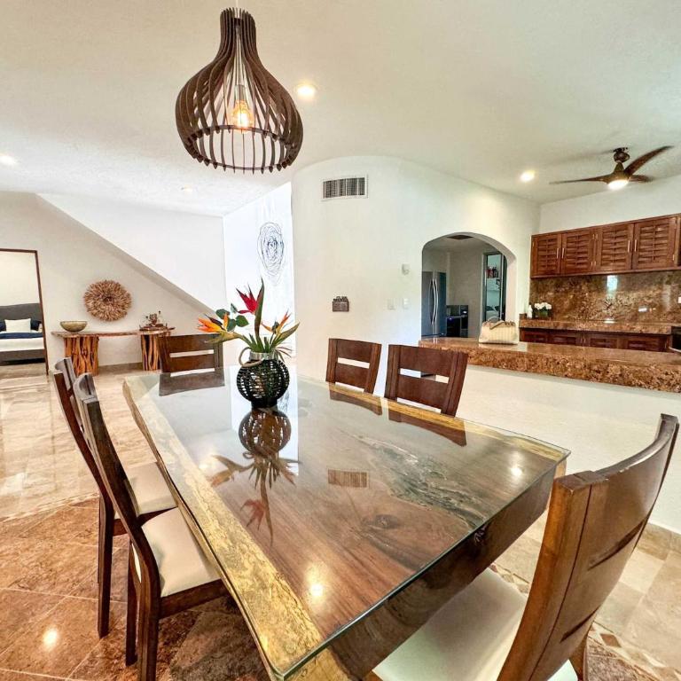 Tropical 3Br Retreat W Pool & Beach Essentials - Three-Bedroom Apartment with Balcony - 6