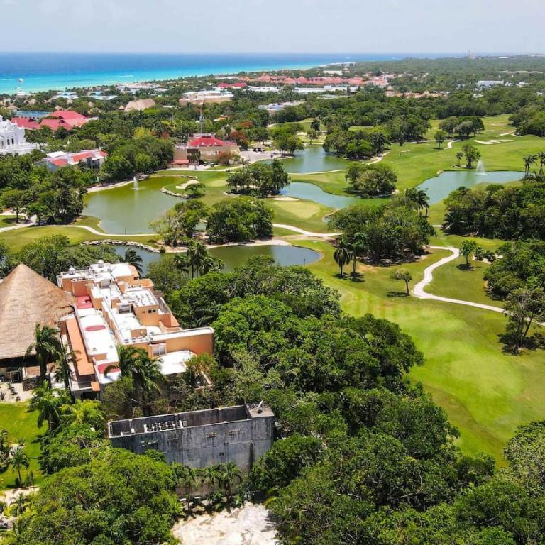 Tropical 3Br Retreat W Pool & Beach Essentials - Three-Bedroom Apartment with Balcony - 8