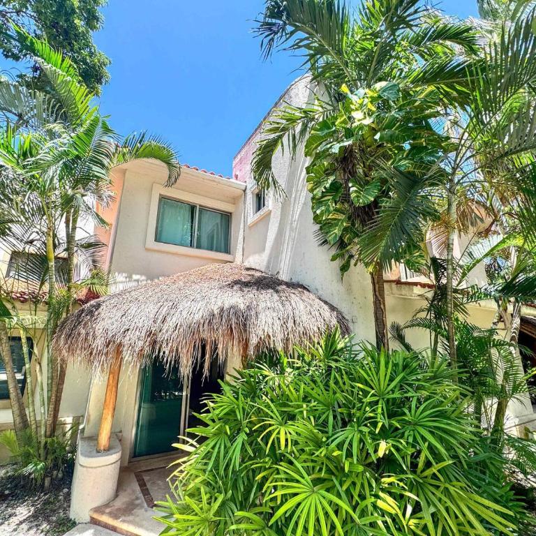 Tropical 3Br Retreat W Pool & Beach Essentials - Three-Bedroom Apartment with Balcony - 9