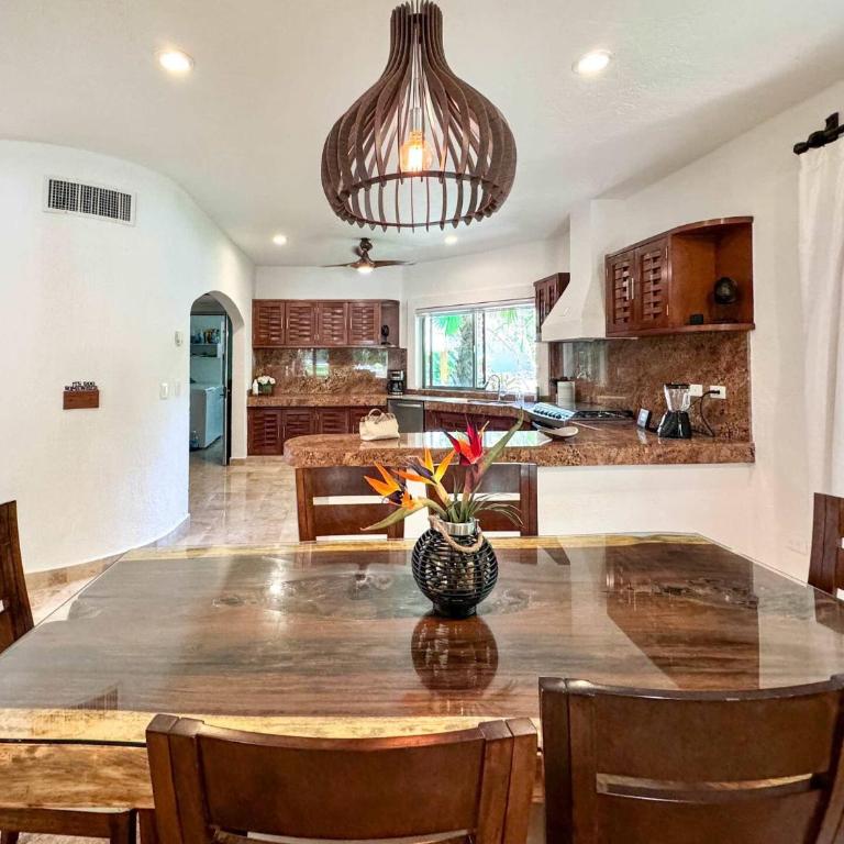 Tropical 3Br Retreat W Pool & Beach Essentials - Three-Bedroom Apartment with Balcony - 11
