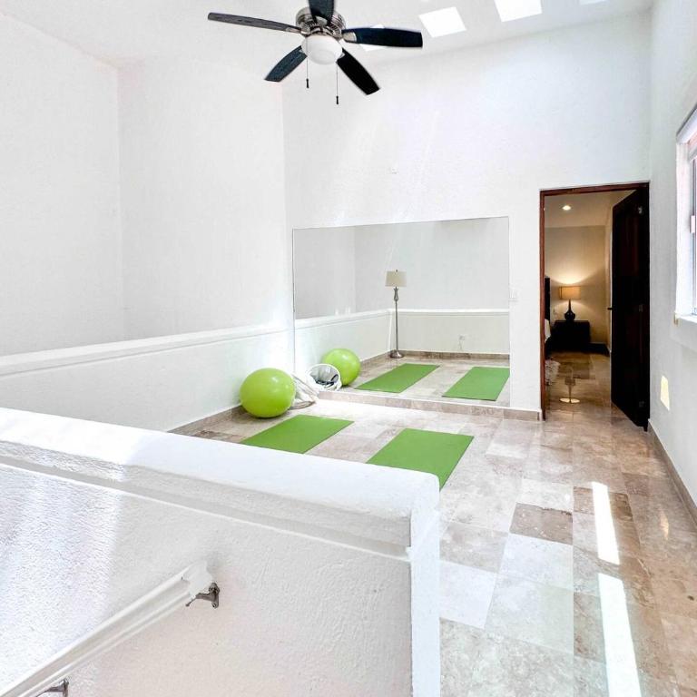 Tropical 3Br Retreat W Pool & Beach Essentials - Three-Bedroom Apartment with Balcony - 13