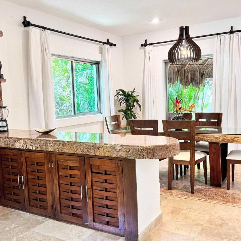 Tropical 3Br Retreat W Pool & Beach Essentials - Three-Bedroom Apartment with Balcony - 12