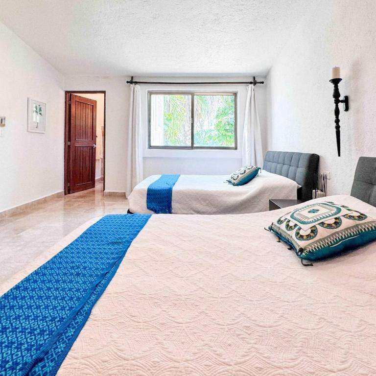 Tropical 3Br Retreat W Pool & Beach Essentials - Three-Bedroom Apartment with Balcony - 17