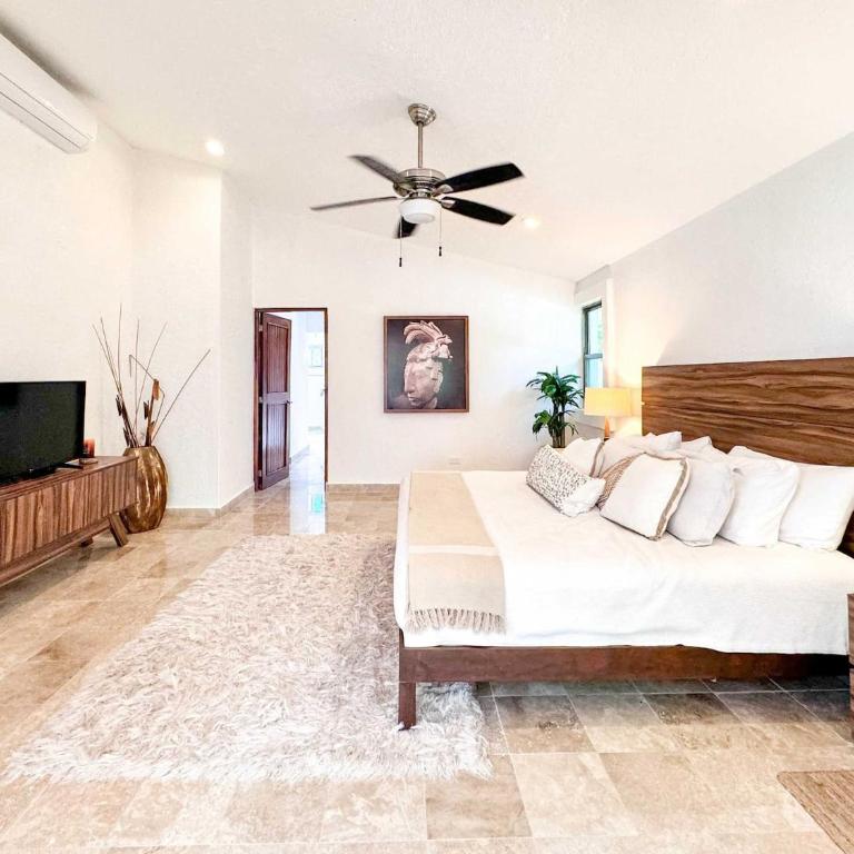 Tropical 3Br Retreat W Pool & Beach Essentials - Three-Bedroom Apartment with Balcony - 19