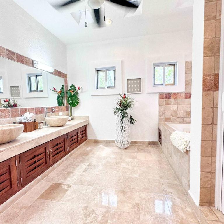 Tropical 3Br Retreat W Pool & Beach Essentials - Three-Bedroom Apartment with Balcony - 20