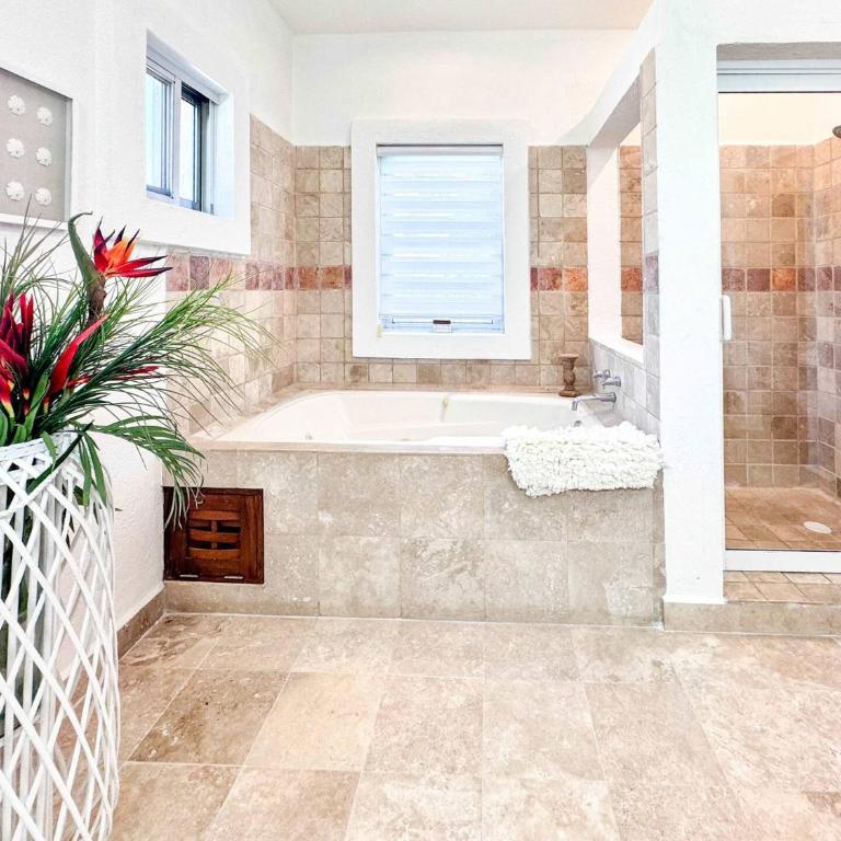 Tropical 3Br Retreat W Pool & Beach Essentials - Three-Bedroom Apartment with Balcony - 21