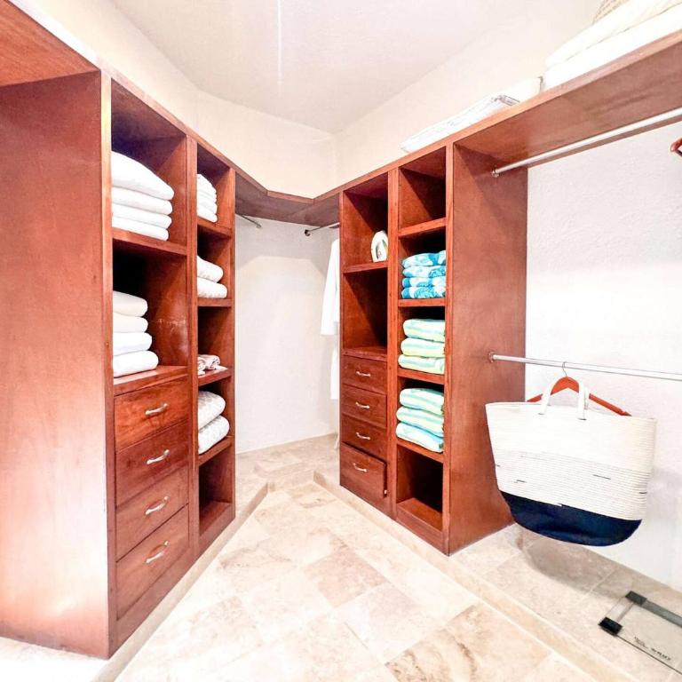 Tropical 3Br Retreat W Pool & Beach Essentials - Three-Bedroom Apartment with Balcony - 22