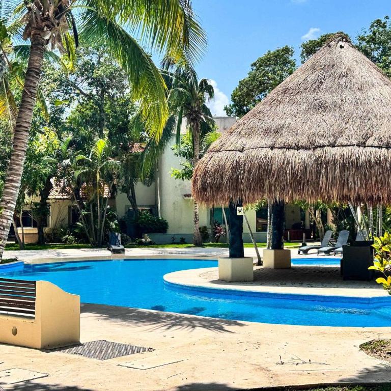 Tropical 3Br Retreat W Pool & Beach Essentials - Three-Bedroom Apartment with Balcony - 29