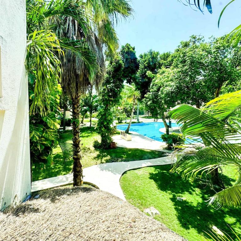 Tropical 3Br Retreat W Pool & Beach Essentials - Three-Bedroom Apartment with Balcony - 30