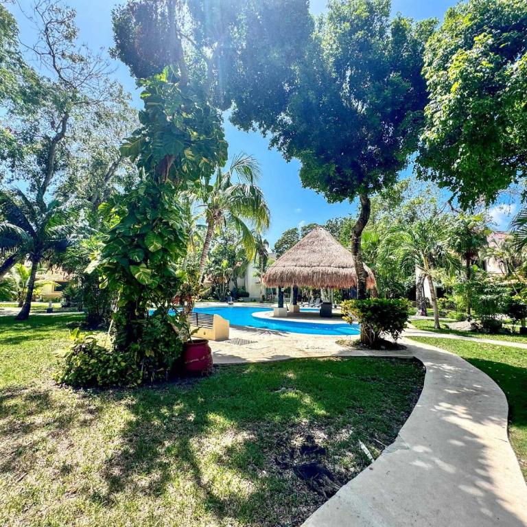 Tropical 3Br Retreat W Pool & Beach Essentials - Three-Bedroom Apartment with Balcony - 31