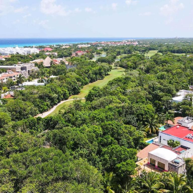 Tropical 3Br Retreat W Pool & Beach Essentials - Three-Bedroom Apartment with Balcony - 33