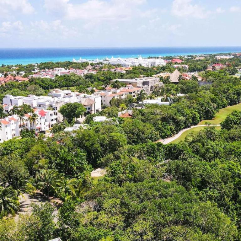 Tropical 3Br Retreat W Pool & Beach Essentials - Three-Bedroom Apartment with Balcony - 34