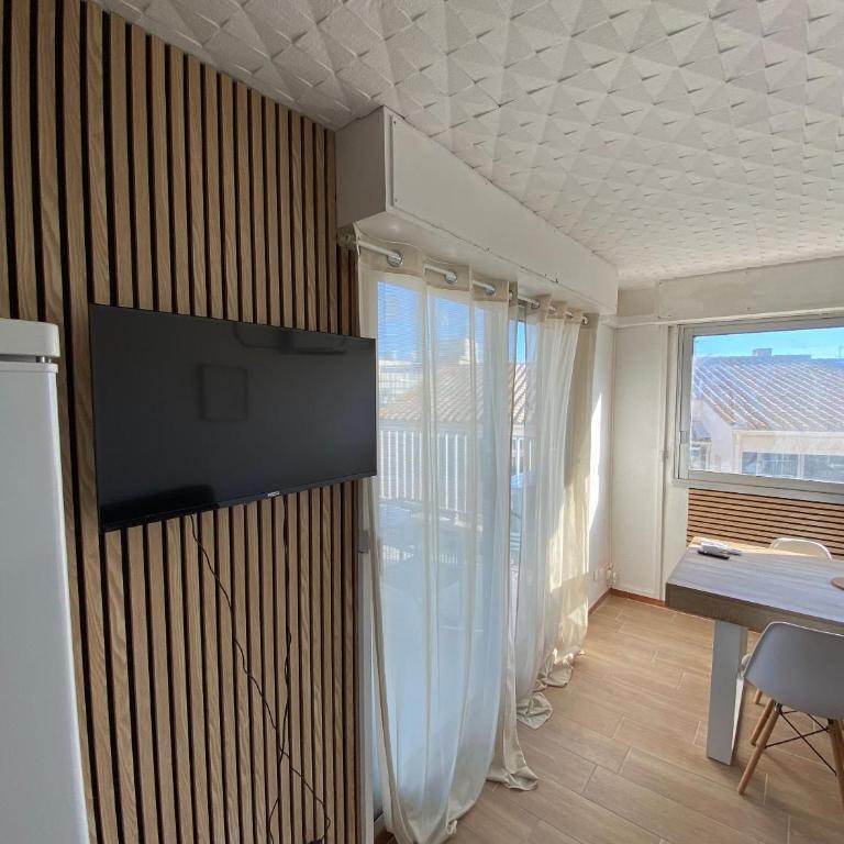 Panoramic Sea View Cozy Renovated Apartment - Apartment - 6