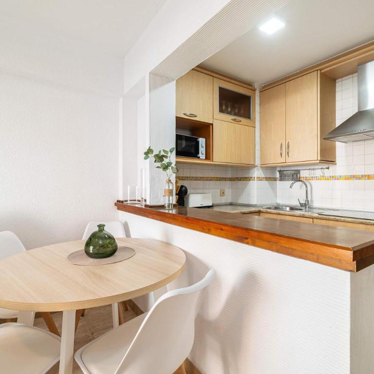 Compact 2BR Apartment with Balcony & Pool - Apartamento - 4
