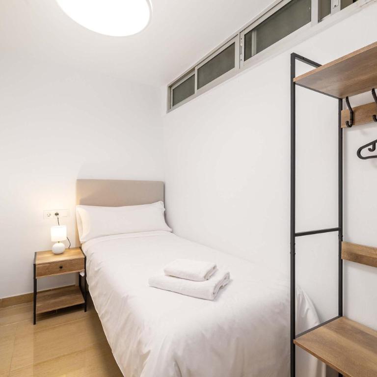 Compact 2BR Apartment with Balcony & Pool - Apartamento - 9