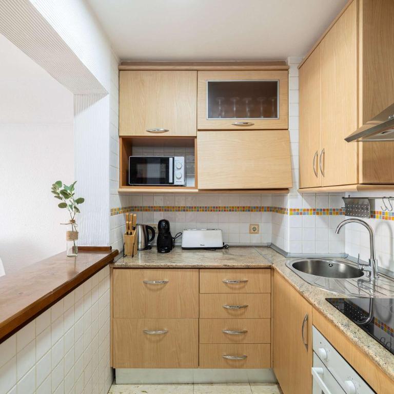 Compact 2BR Apartment with Balcony & Pool - Apartamento - 12