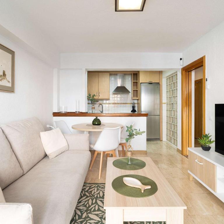 Compact 2BR Apartment with Balcony & Pool - Apartamento - 16
