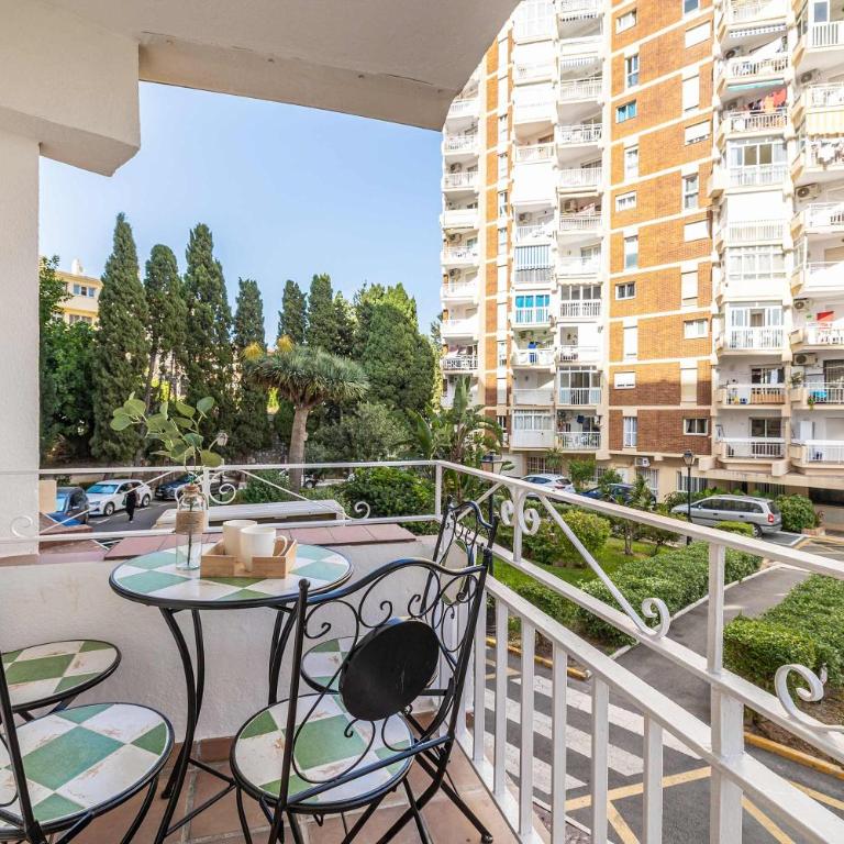 Compact 2BR Apartment with Balcony & Pool - Apartamento - 1