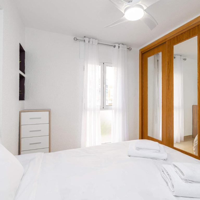 Compact 2BR Apartment with Balcony & Pool - Apartamento - 21