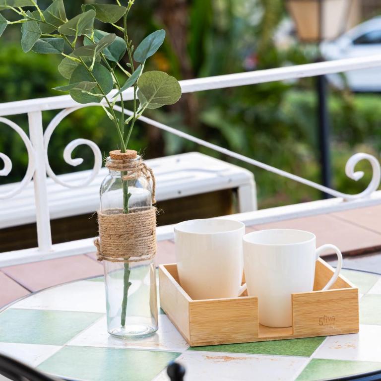 Compact 2BR Apartment with Balcony & Pool - Apartamento - 22