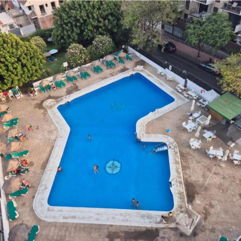 Compact 2BR Apartment with Balcony & Pool - Apartamento - 2