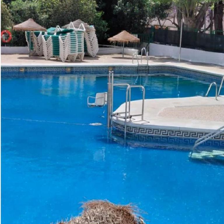 Compact 2BR Apartment with Balcony & Pool - Apartamento - 24