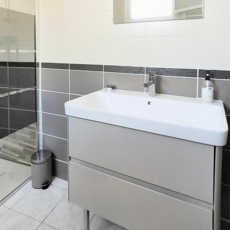 Centre ville, terrasse vue sur les toits, wifi & clim - Appartement 2 Chambres - 54