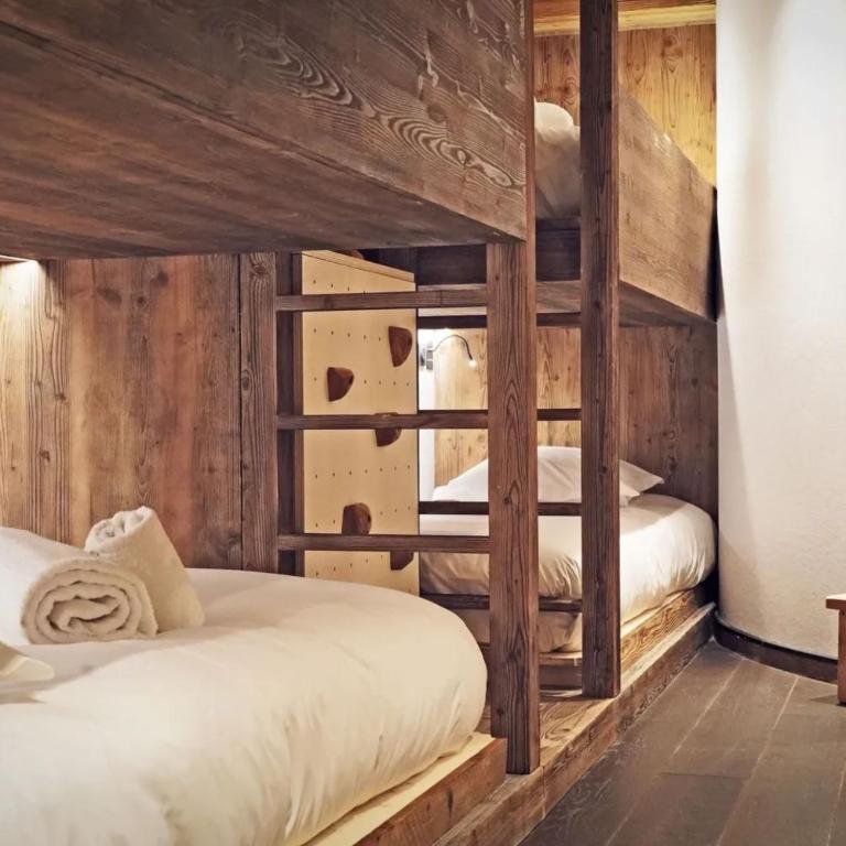Modern Alpine Lodge Ski Storage & Sunset Terrace - Four-Bedroom Luxury Apartment - 53