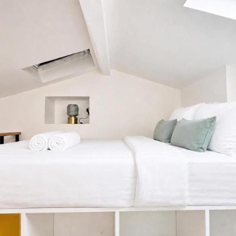 Latin Quarter Charming Mezzanine Studio with Netflix - Studio - 8