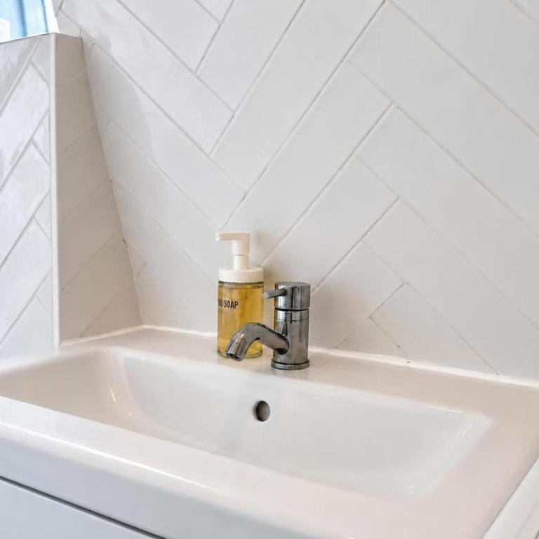 Latin Quarter Charming Mezzanine Studio with Netflix - Studio - 25