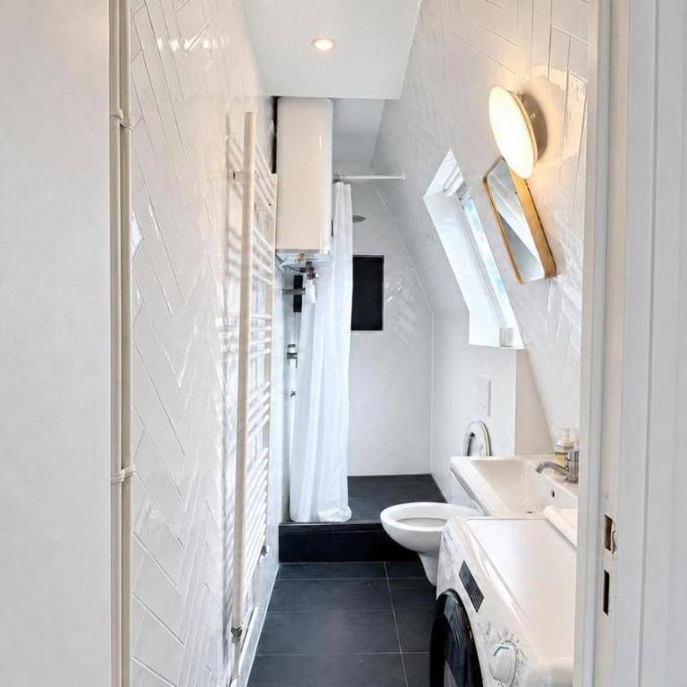 Latin Quarter Charming Mezzanine Studio with Netflix - Studio - 22