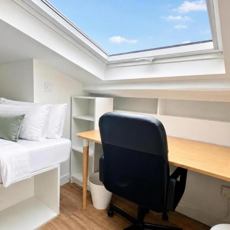 Latin Quarter Charming Mezzanine Studio with Netflix - Studio - 11