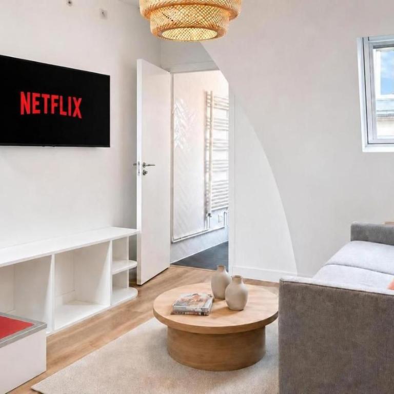 Latin Quarter Charming Mezzanine Studio with Netflix - Studio - 12