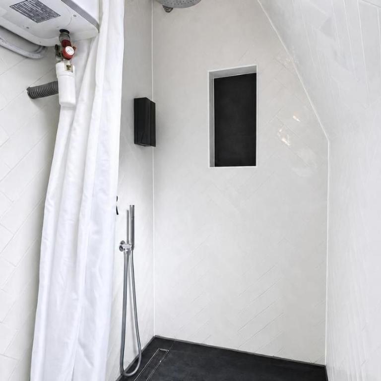 Latin Quarter Charming Mezzanine Studio with Netflix - Studio - 14