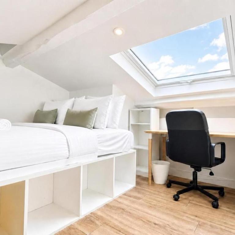 Latin Quarter Charming Mezzanine Studio with Netflix - Studio - 5