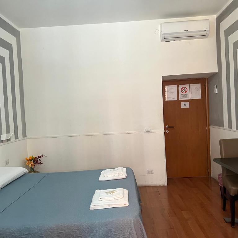 Hi Termini - Triple Room with Outside Private Bathroom - 3