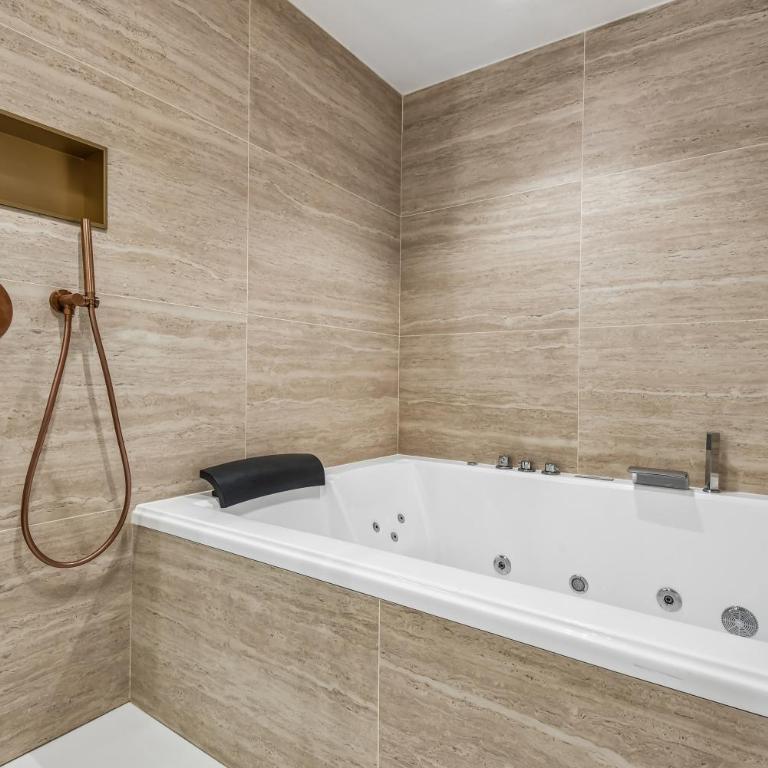Lavie Maison - AC and Hot Tub near Sentier - Appartement 2 Chambres - 8