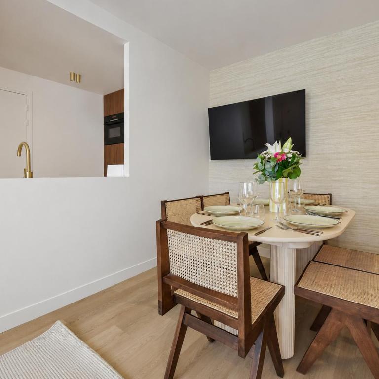 Lavie Maison - AC and Hot Tub near Sentier - Appartement 2 Chambres - 20