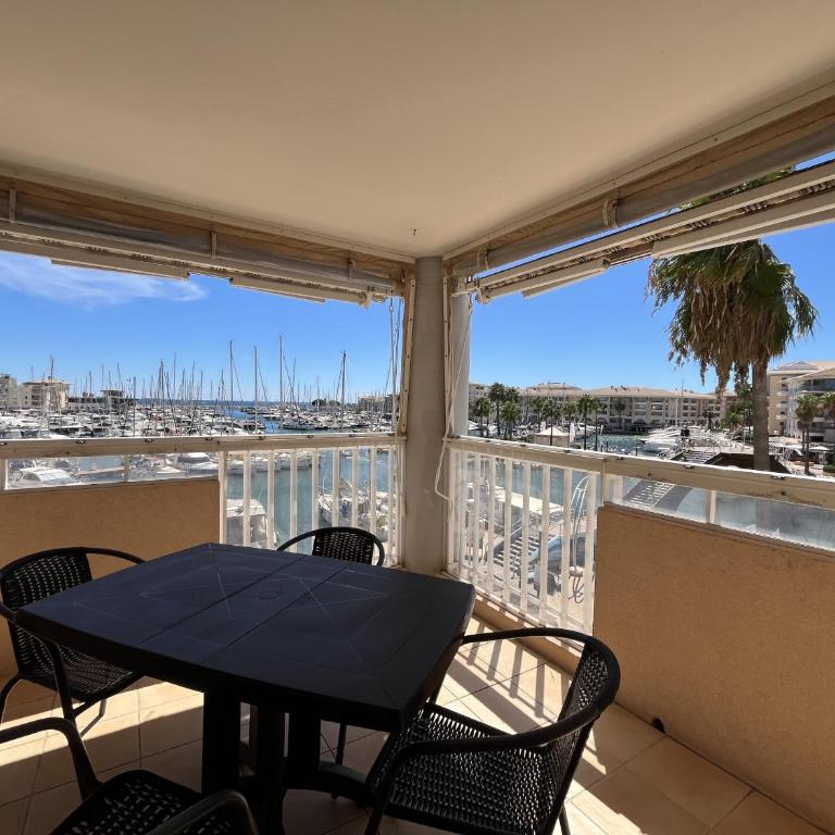 Port attache T2, 50 m2, magnifique vue port - Appartement 1 Chambre avec Balcon et Vue sur Mer - 2