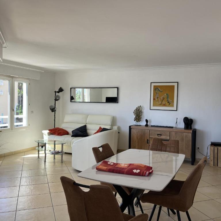 Port attache T2, 50 m2, magnifique vue port - Appartement 1 Chambre avec Balcon et Vue sur Mer - 3