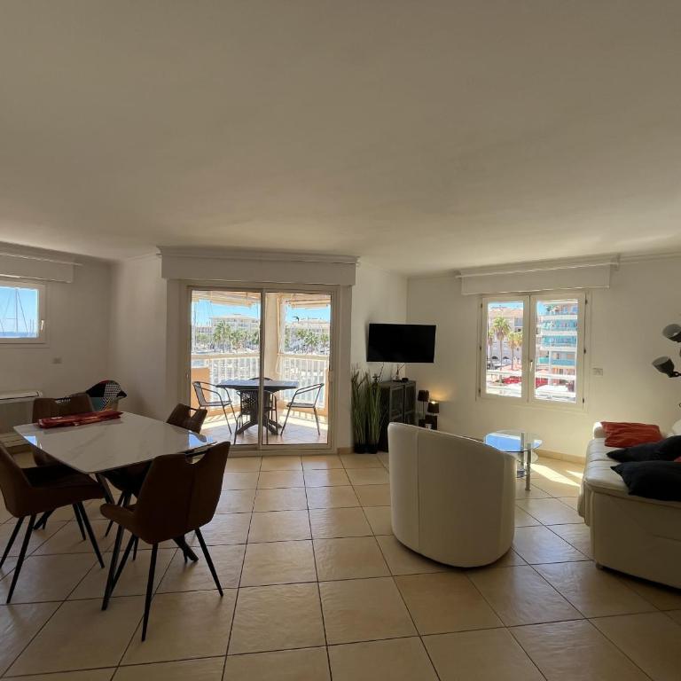 Port attache T2, 50 m2, magnifique vue port - Appartement 1 Chambre avec Balcon et Vue sur Mer - 4